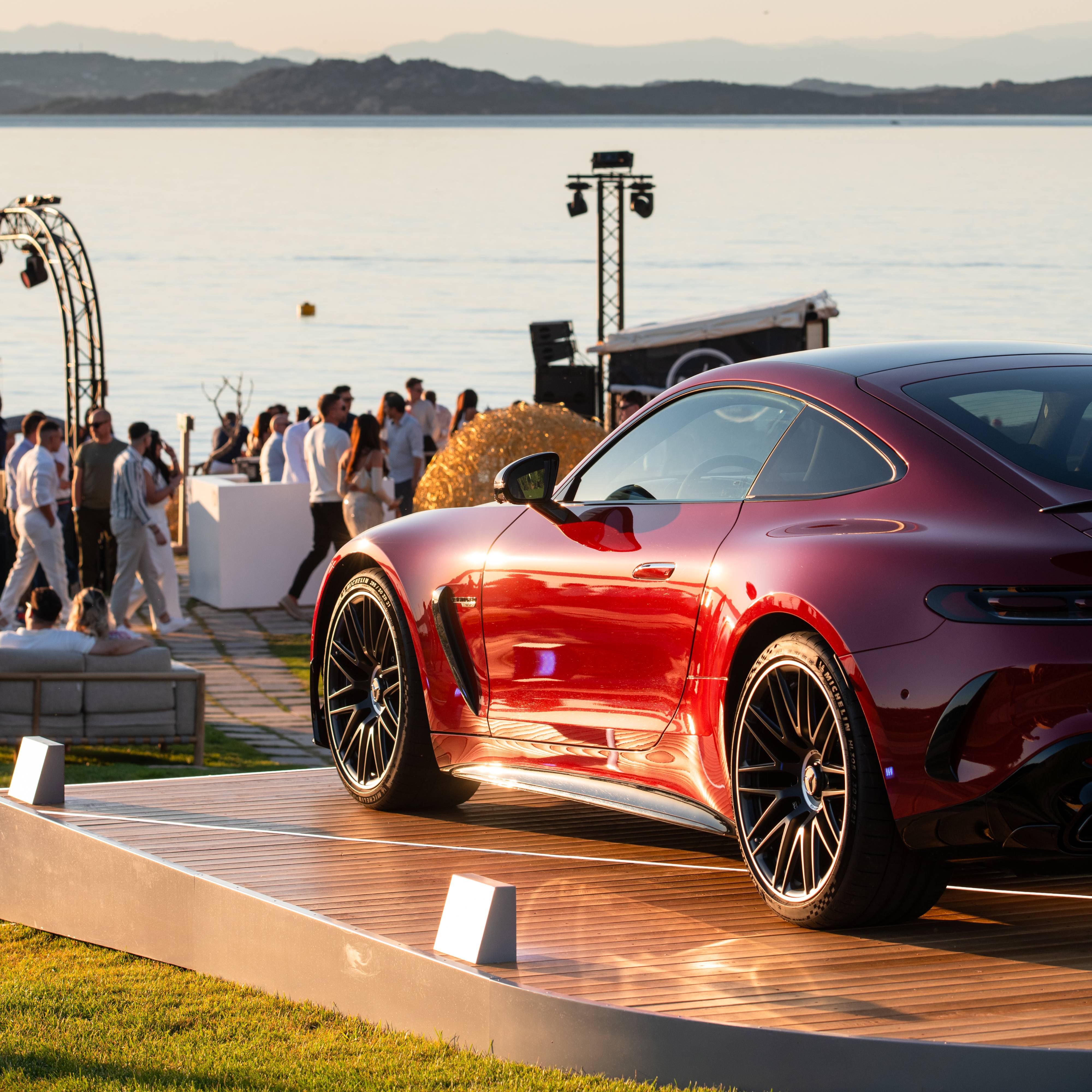 Mercedes-Maybach SL 680 Monogram Series | Phi Beach Mercedes-Maybach SL 680 Monogram Series in colorazione rossa esposta al Phi Beach