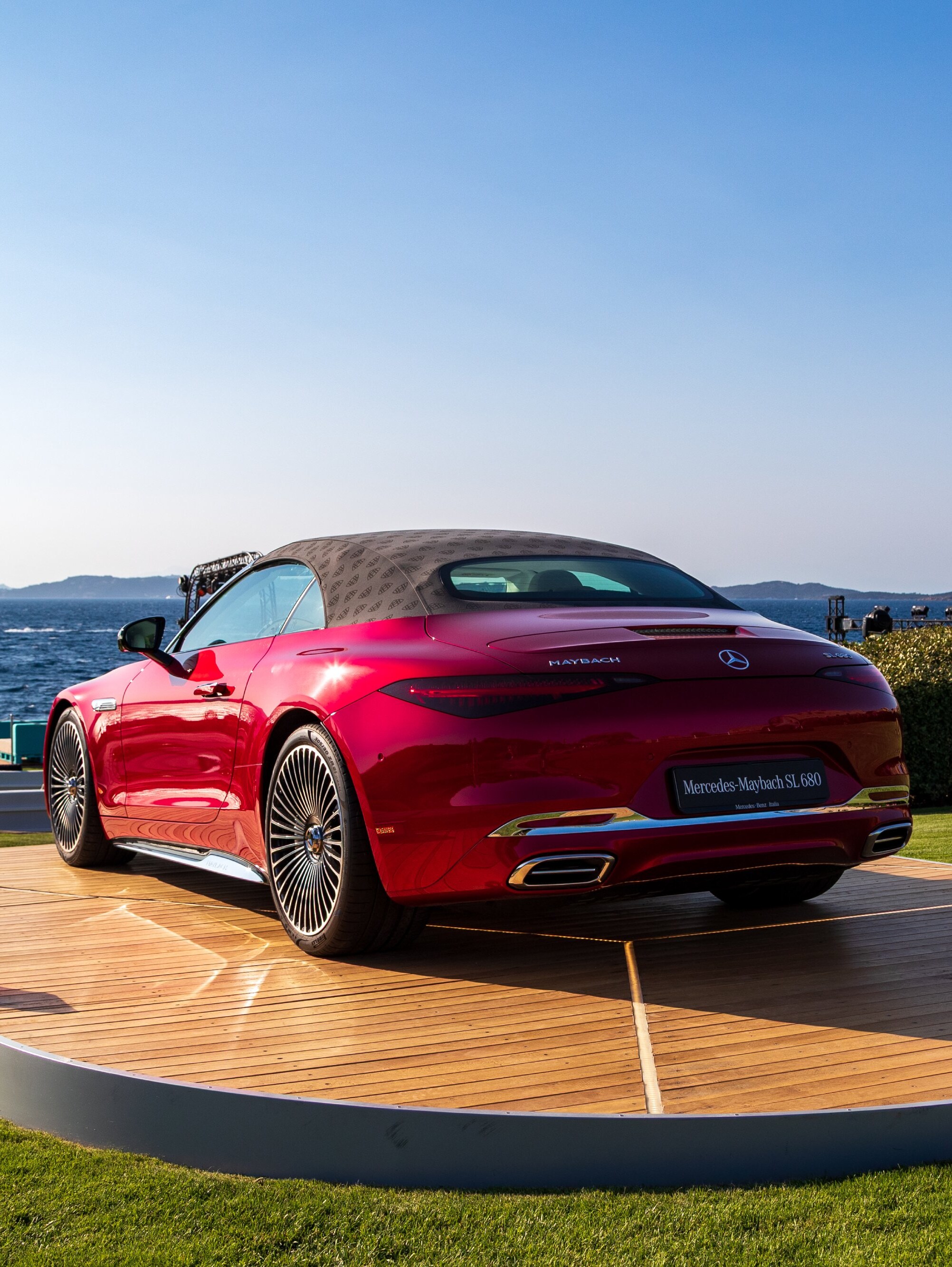 Mercedes-Maybach SL 680 in esposizione al Phi Beach Club