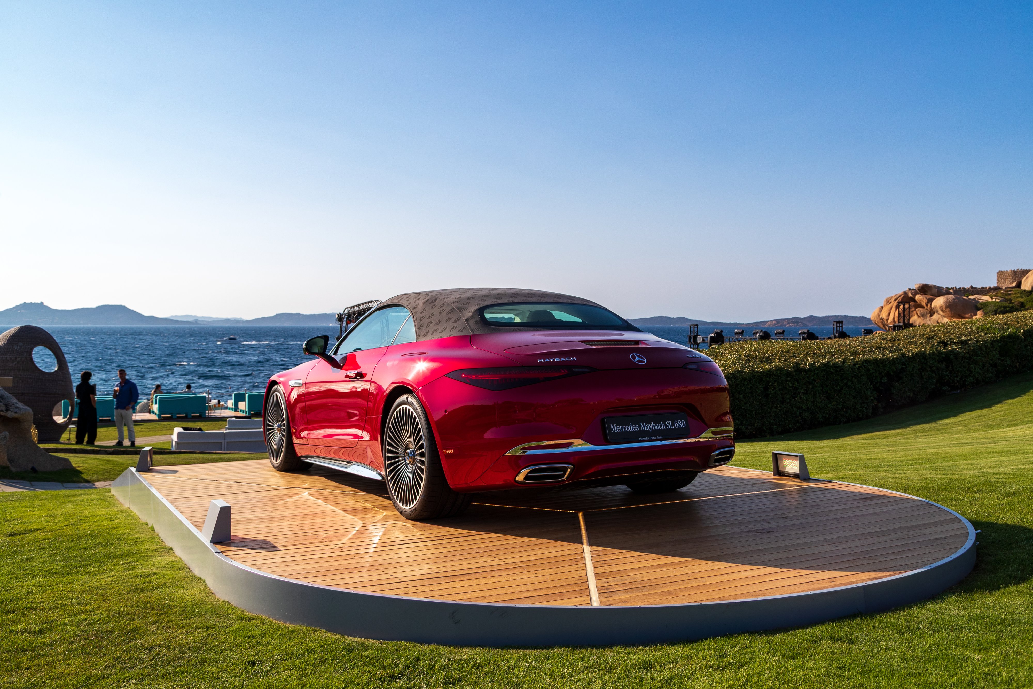 Mercedes-Maybach SL 680 | Luoghi Mercedes-Maybach SL 680 in esposizione al Phi Beach Club