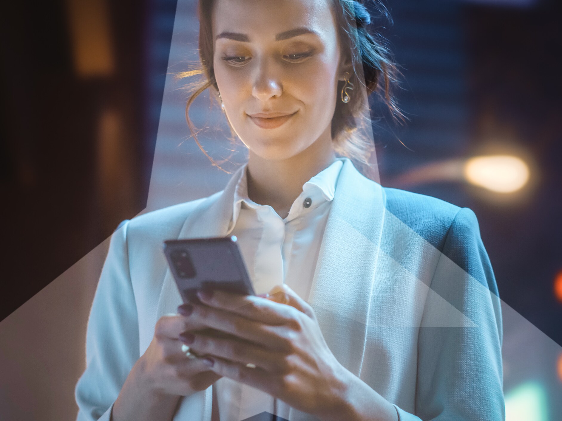 Una donna con uno smartphone tra le mani