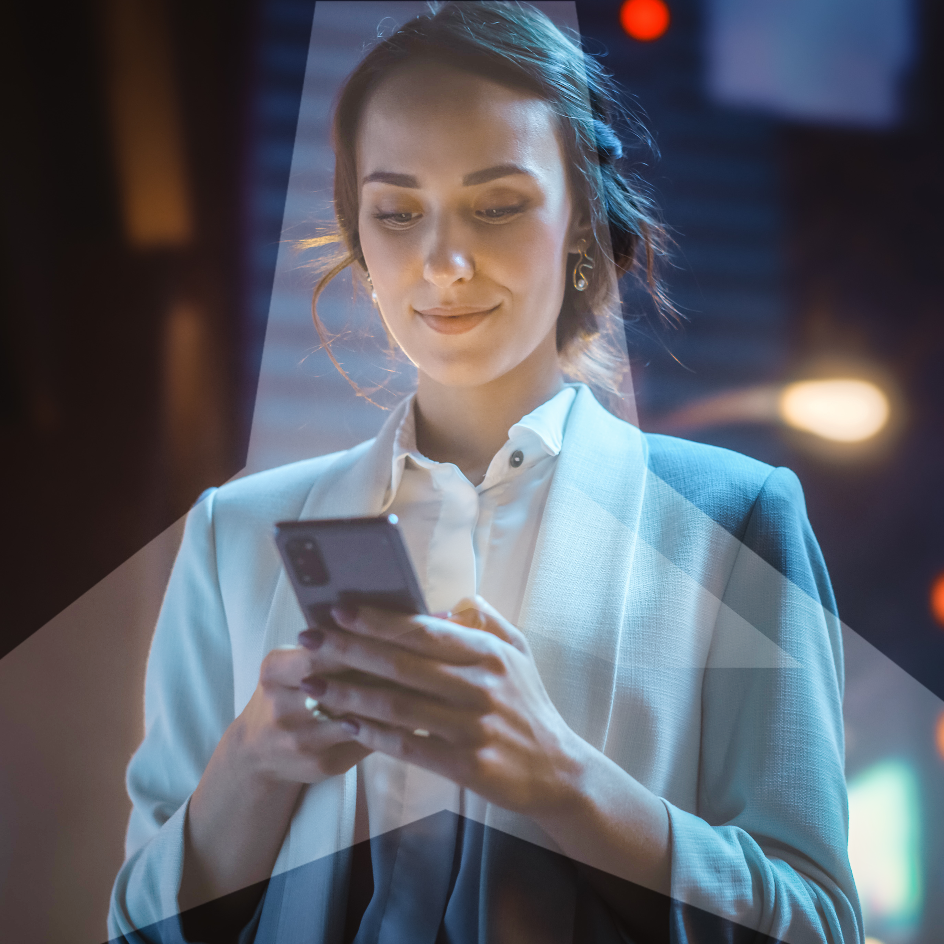 Una donna con uno smartphone tra le mani Una donna con uno smartphone tra le mani