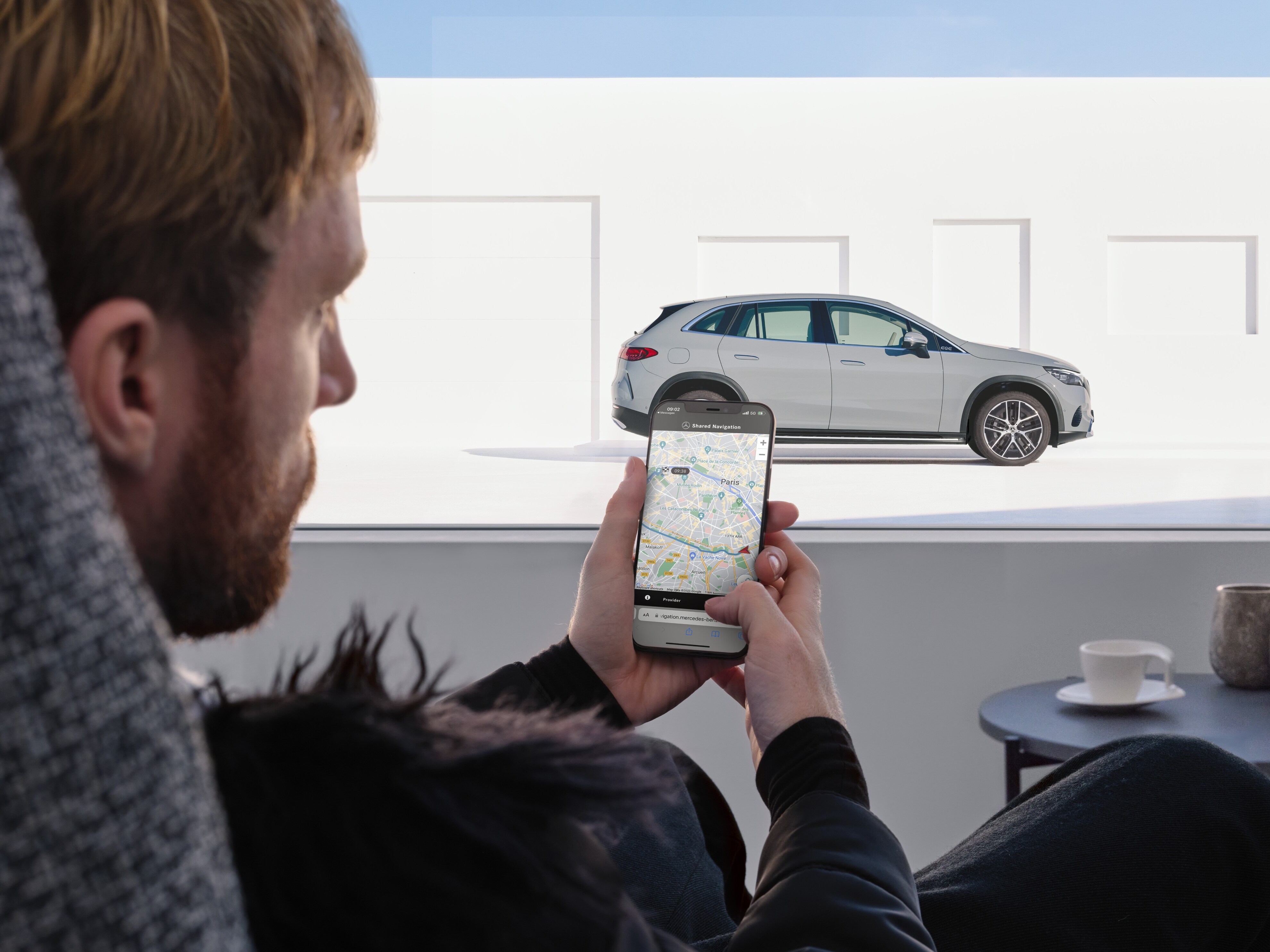 Un uomo controlla una mappa sullo smartphone