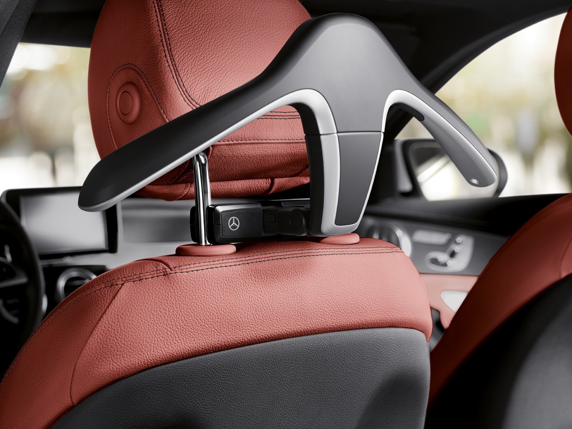 Appendiabiti in un furgone Mercedes-Benz