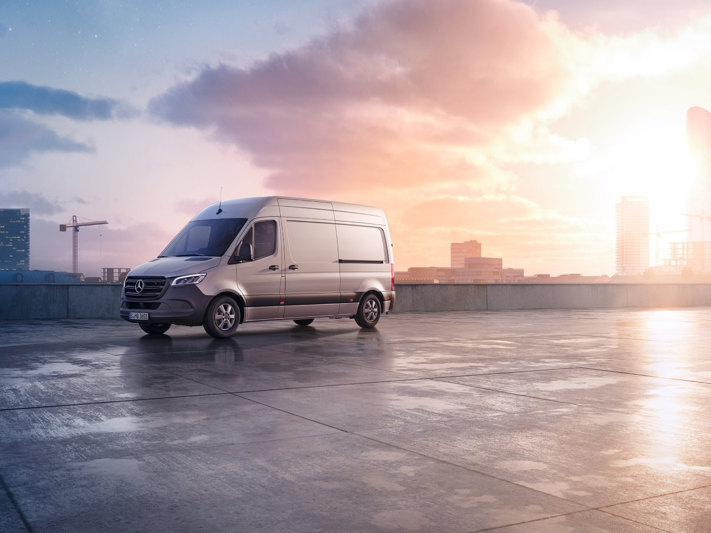 Uno Sprinter Furgone con sullo sfondo una città