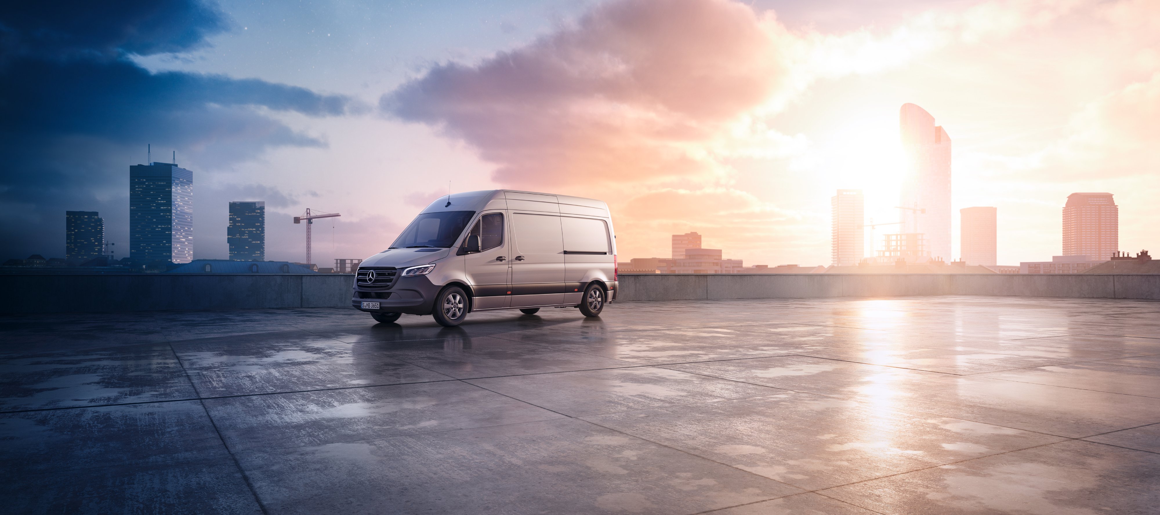 Storie | Mercedes-Benz Uno Sprinter Furgone con sullo sfondo una città