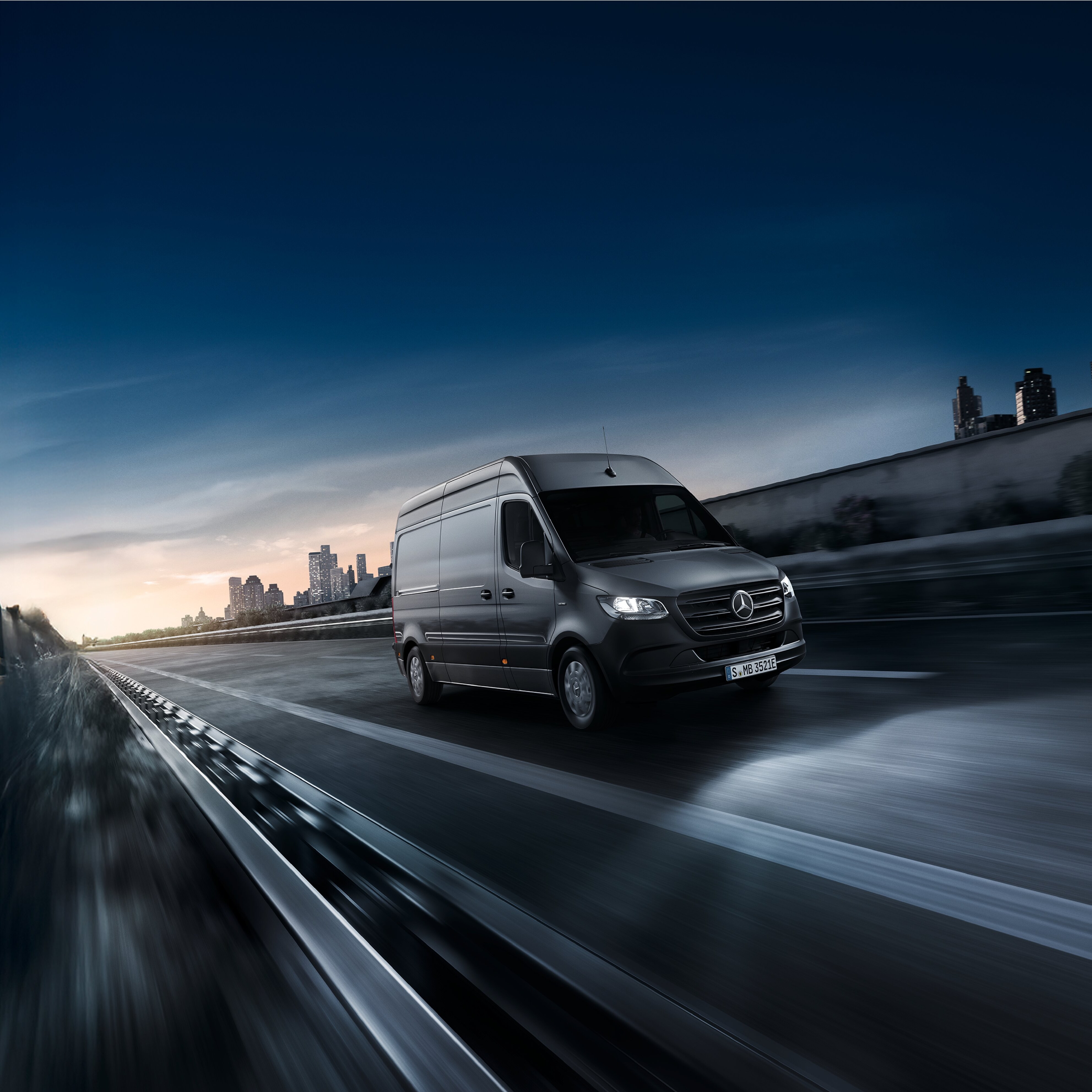 Sprinter Furgone su una strada con i fari accesi