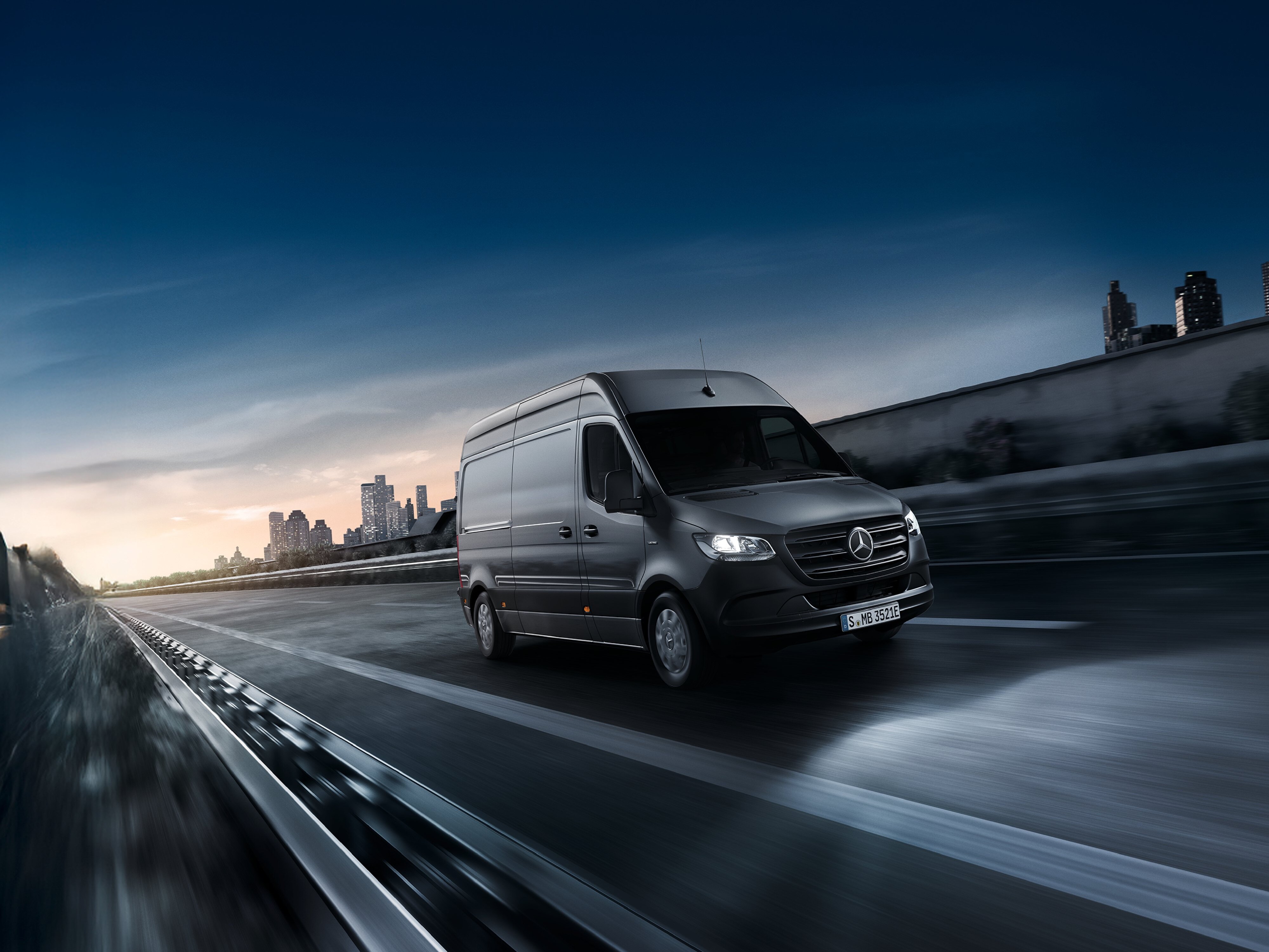 Sprinter Furgone a tre quarti su una strada
