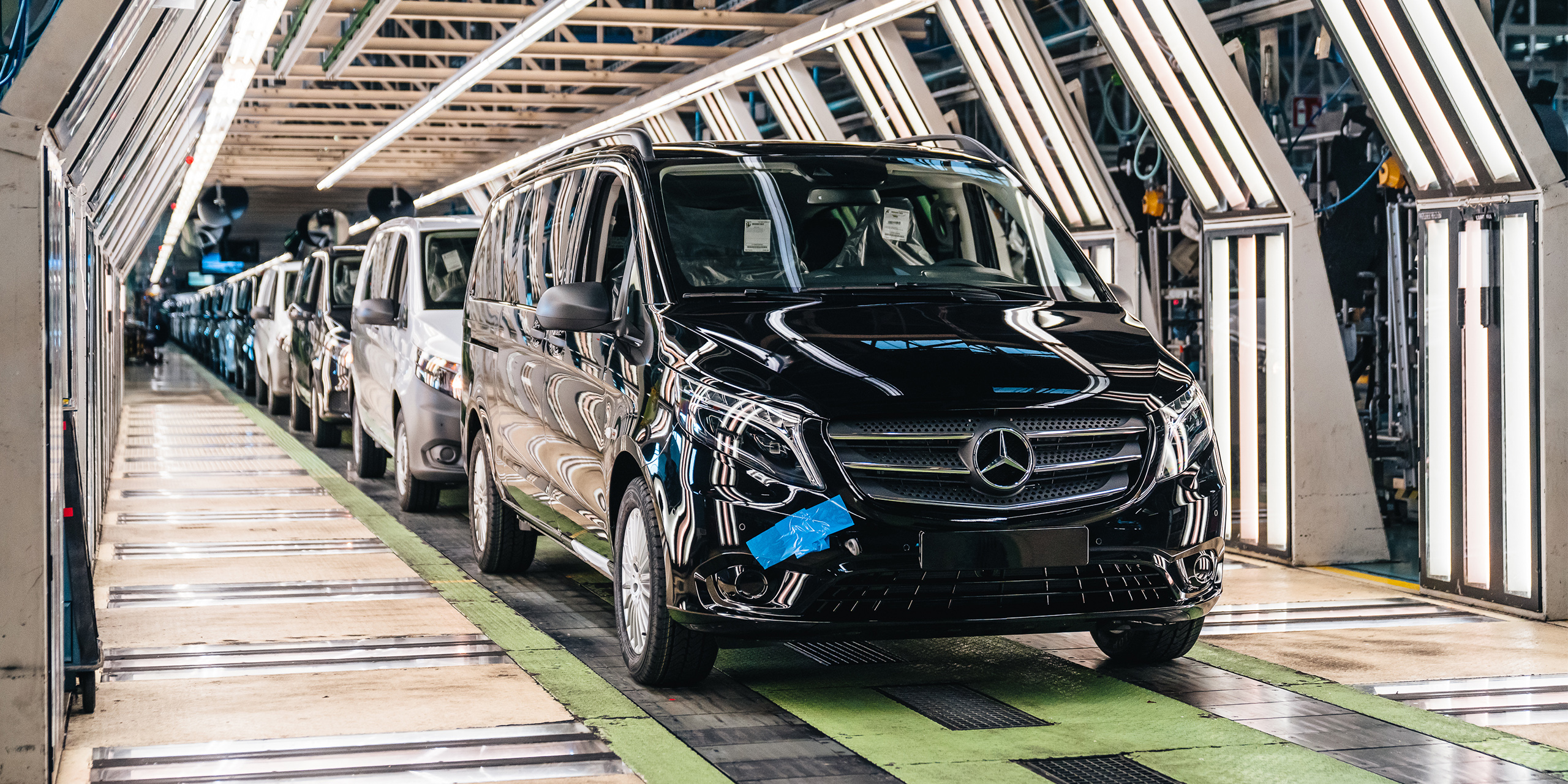 Una serie di Vito Mercedes-Benz avanzano su una linea di produzione Una serie di Vito Mercedes-Benz avanzano su una linea di produzione