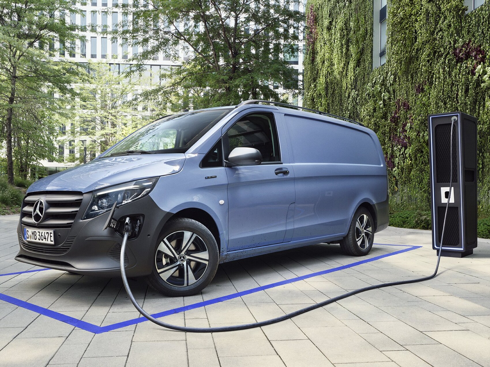 eVito Furgone di colore blu collegato alla colonna di ricarica