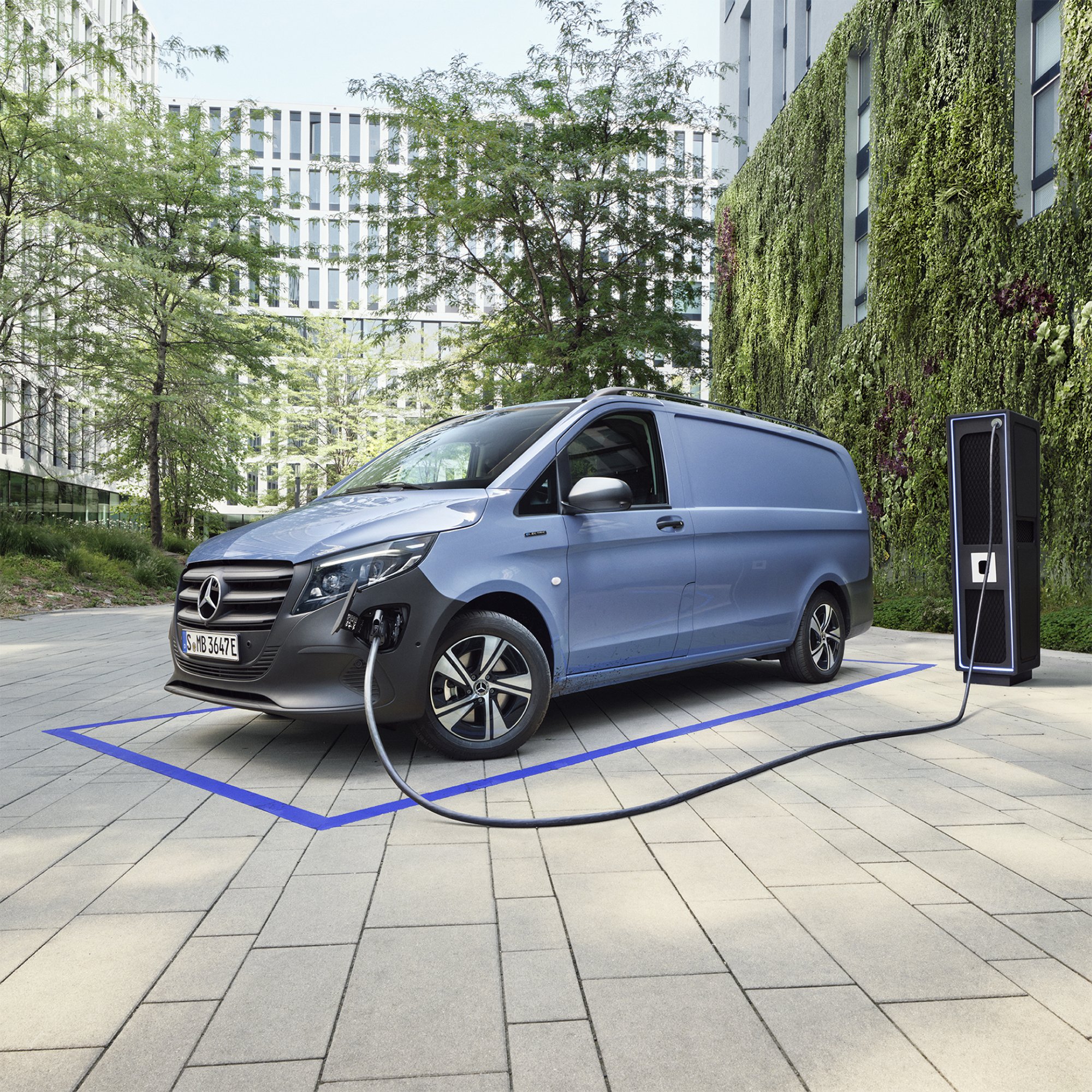eVito Furgone| MErcedes-Benz eVito Furgone di colore blu collegato alla colonna di ricarica