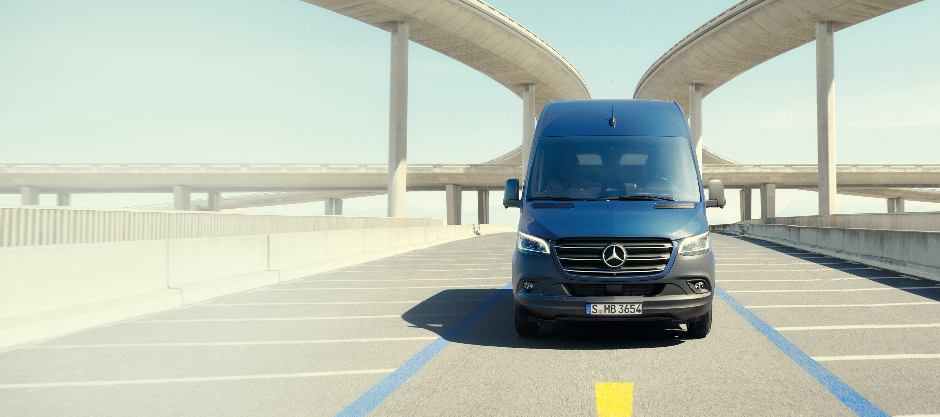 GLA | Mercedes-Benz GLA con sullo sfondo un ponte