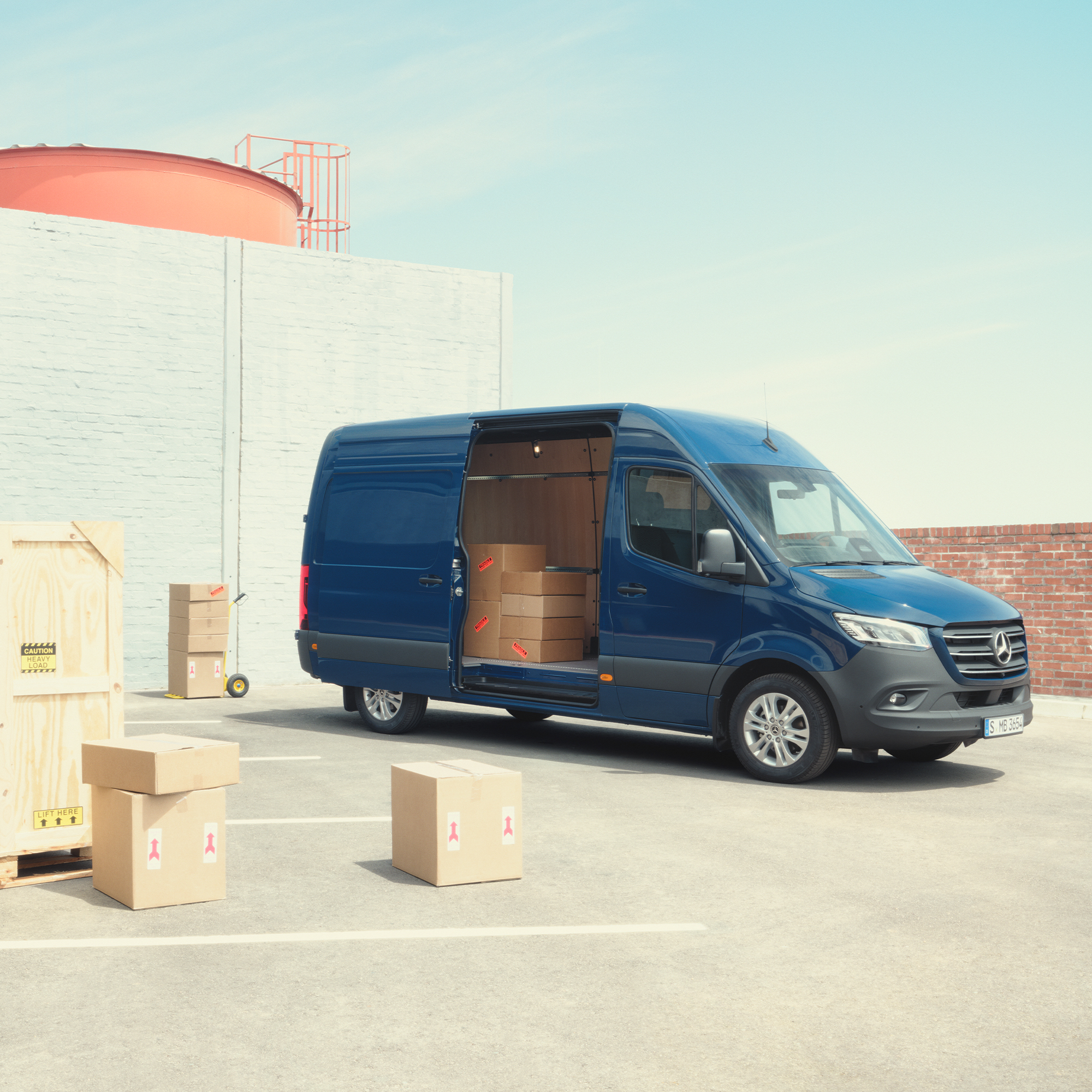 Vito Furgone | Mercedes-Benz Vans Vito Furgone blu con portellone aperto in un piazzale di carico