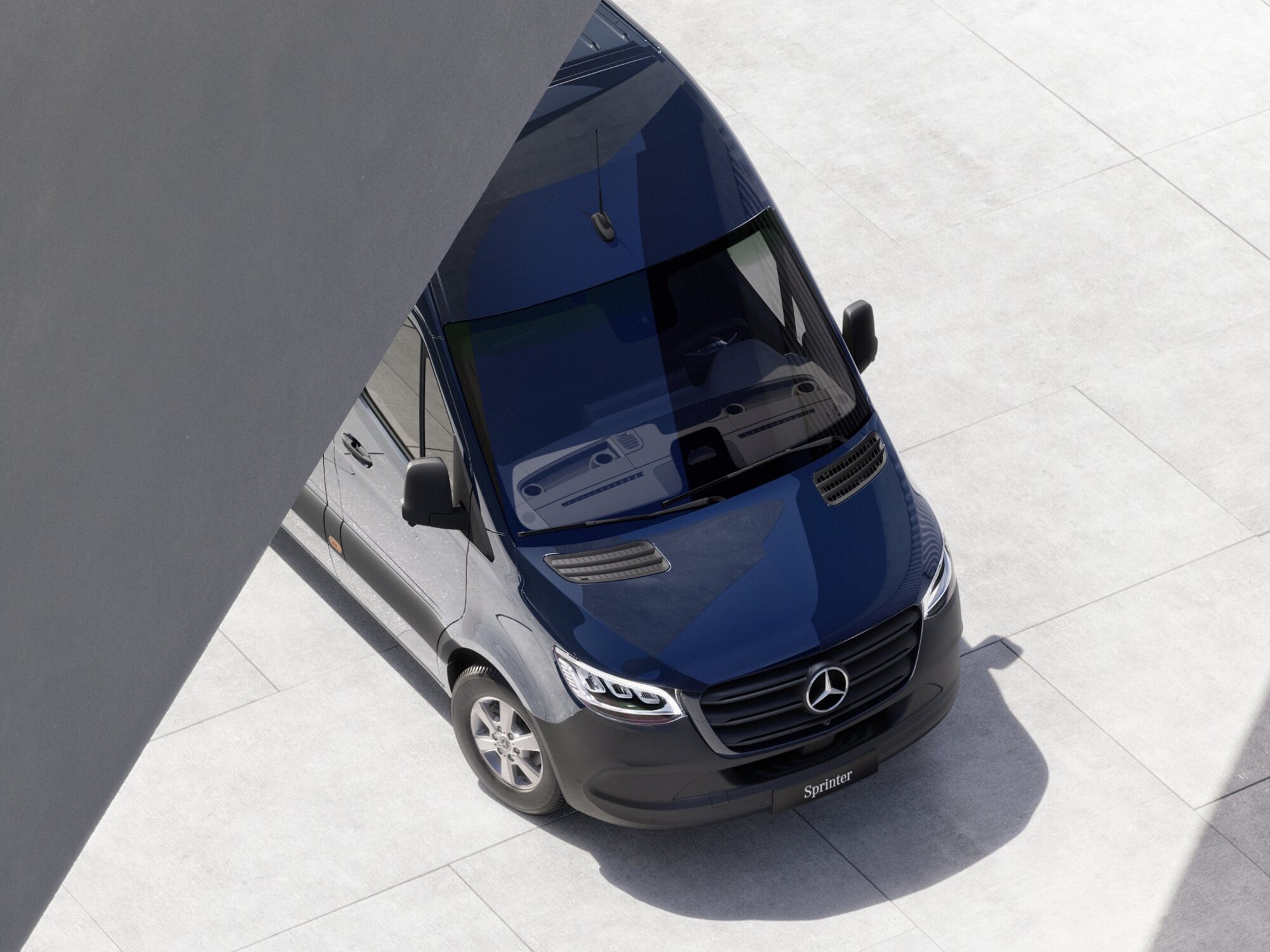 Il frontale di uno Sprinter Furgone blu