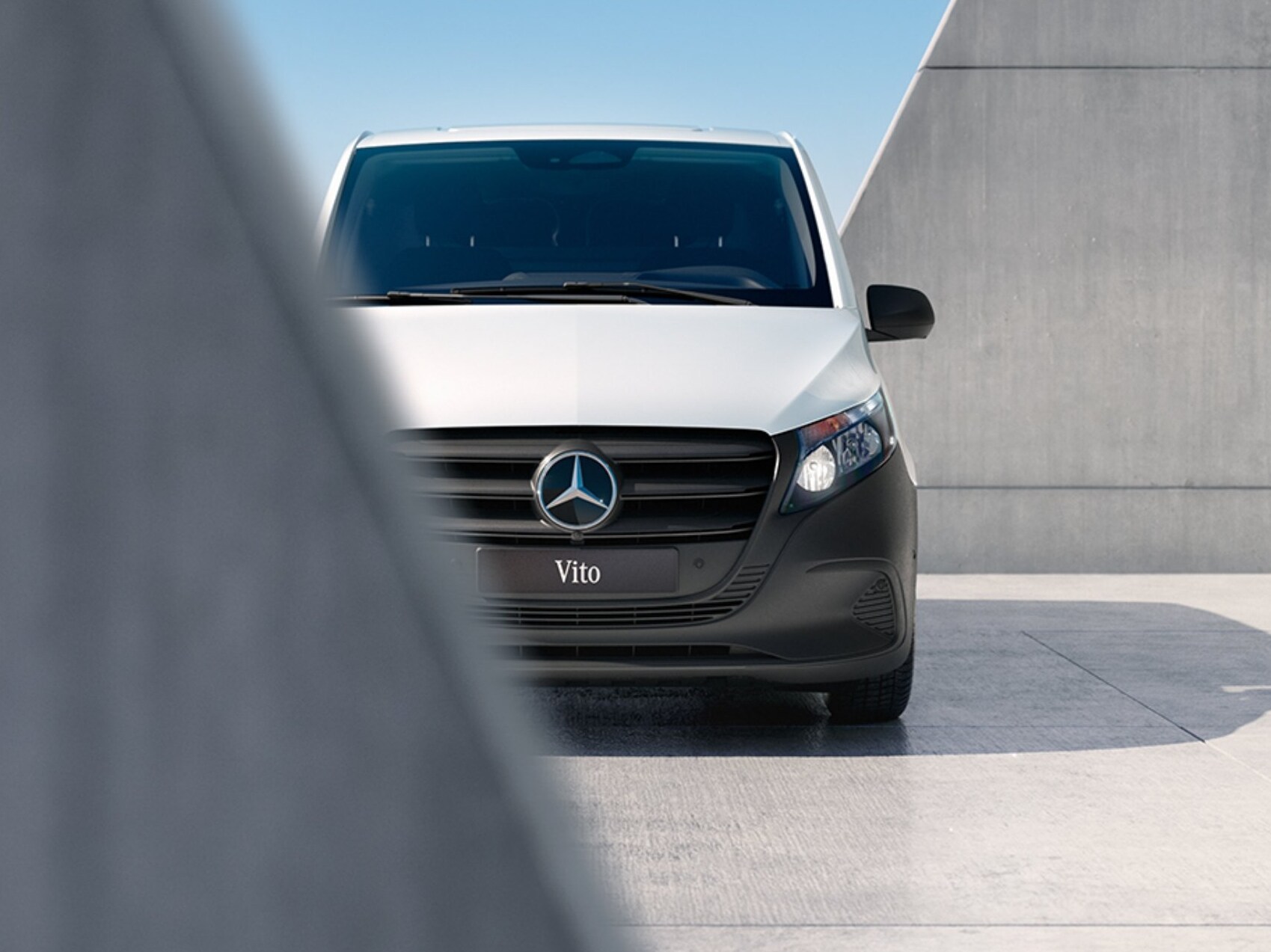 vVito Furgone di colore bianco con vista frontale