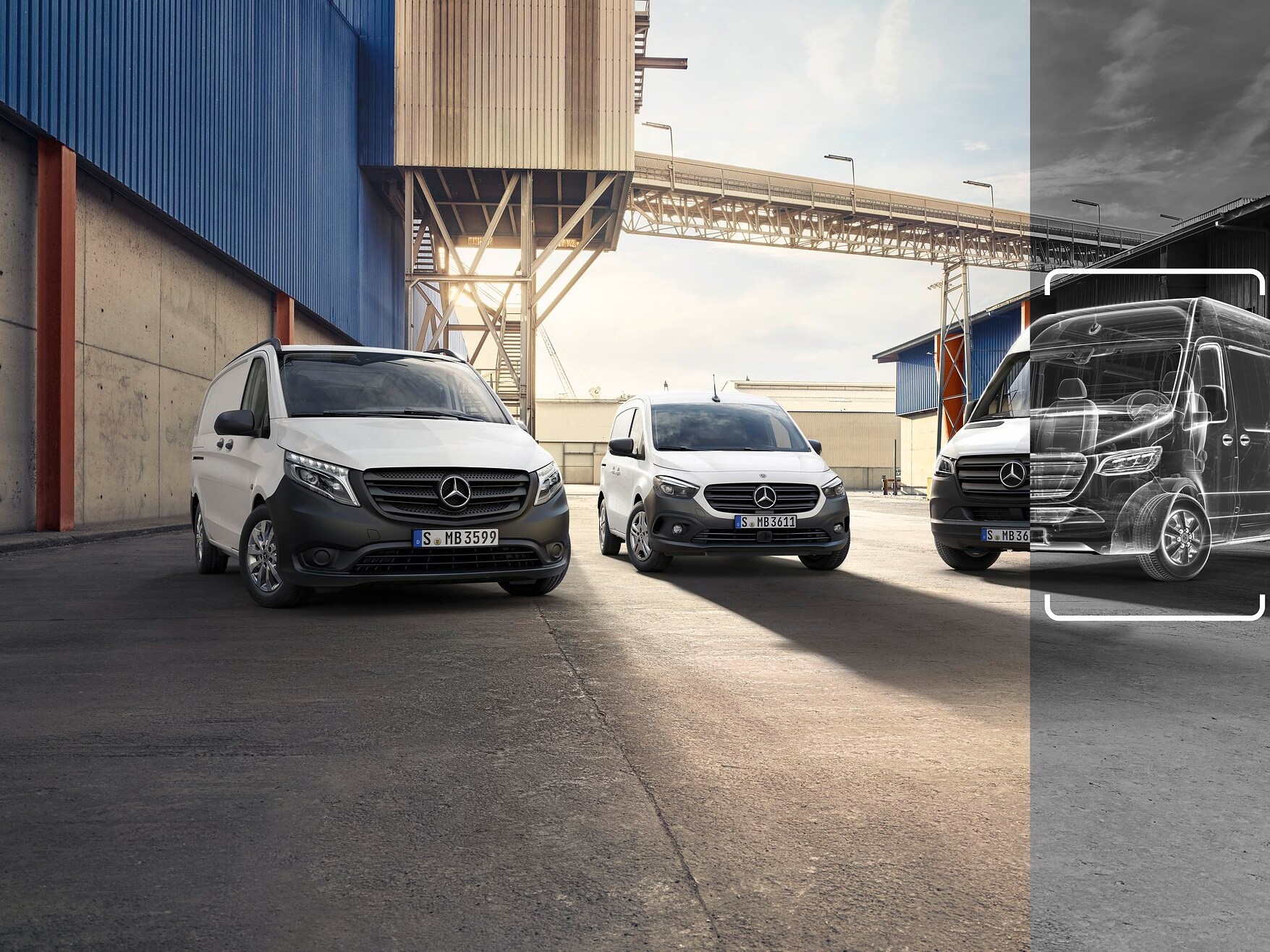 Tre veicoli commerciali Mercedes-Benz Vans con sullo sfondo una fabbrica