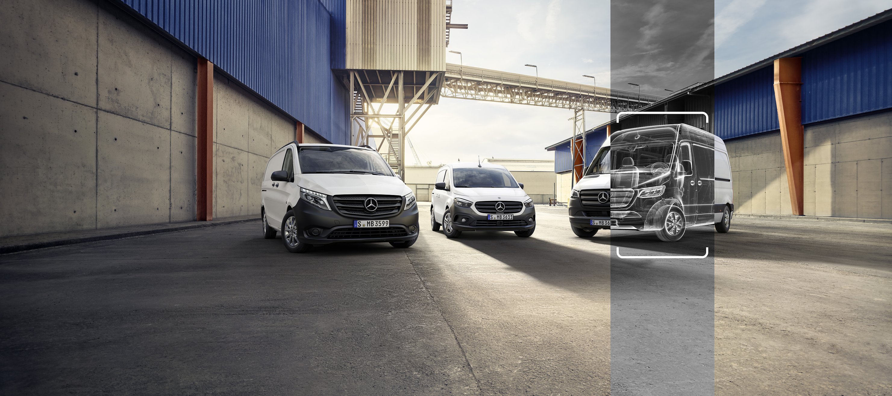 Vand Certified | Mercedes-Benz Tre veicoli commerciali Mercedes-Benz Vans con sullo sfondo una fabbrica