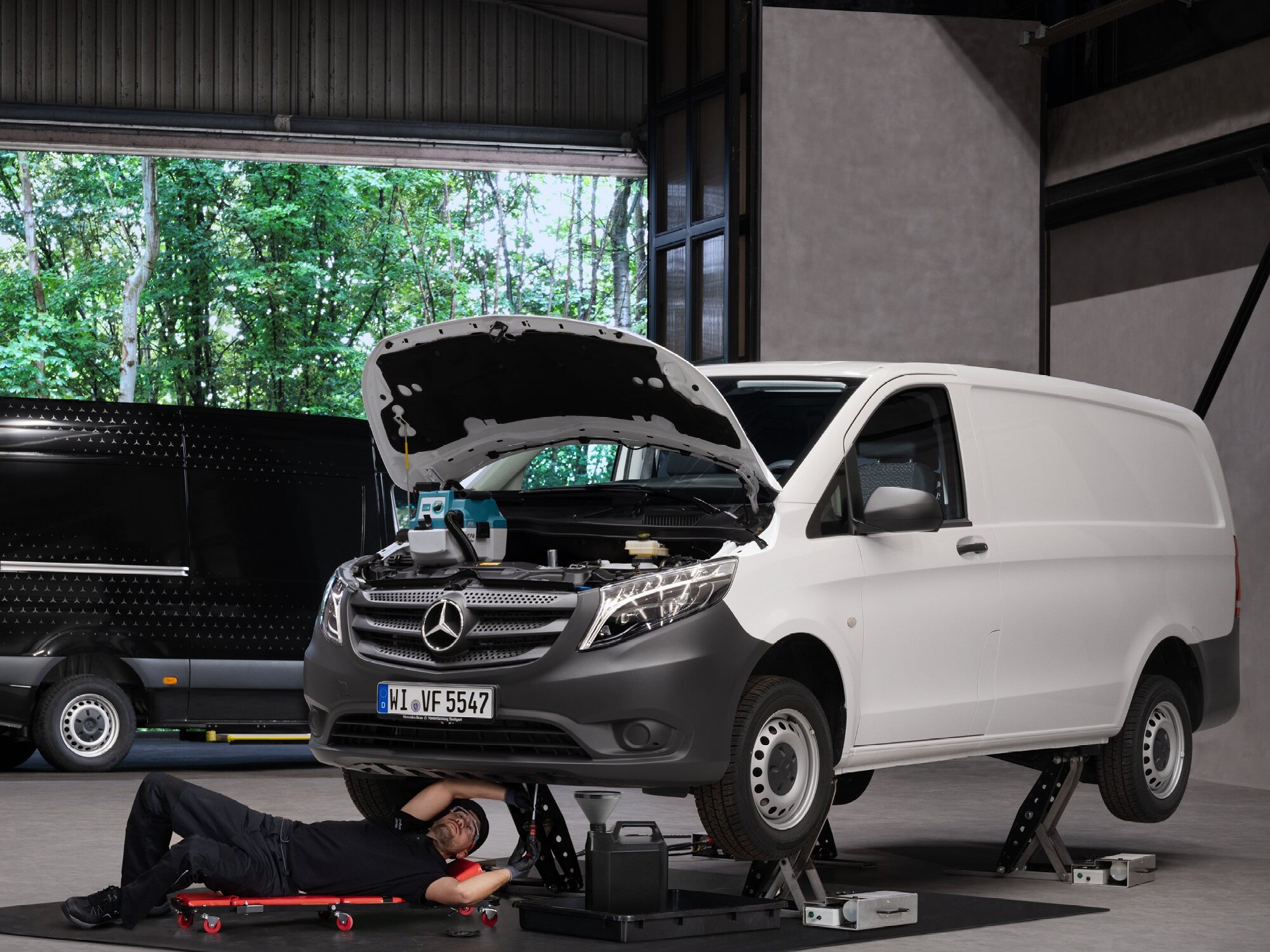 Uomo con il carrello sotto un Van Mercedes-Benz