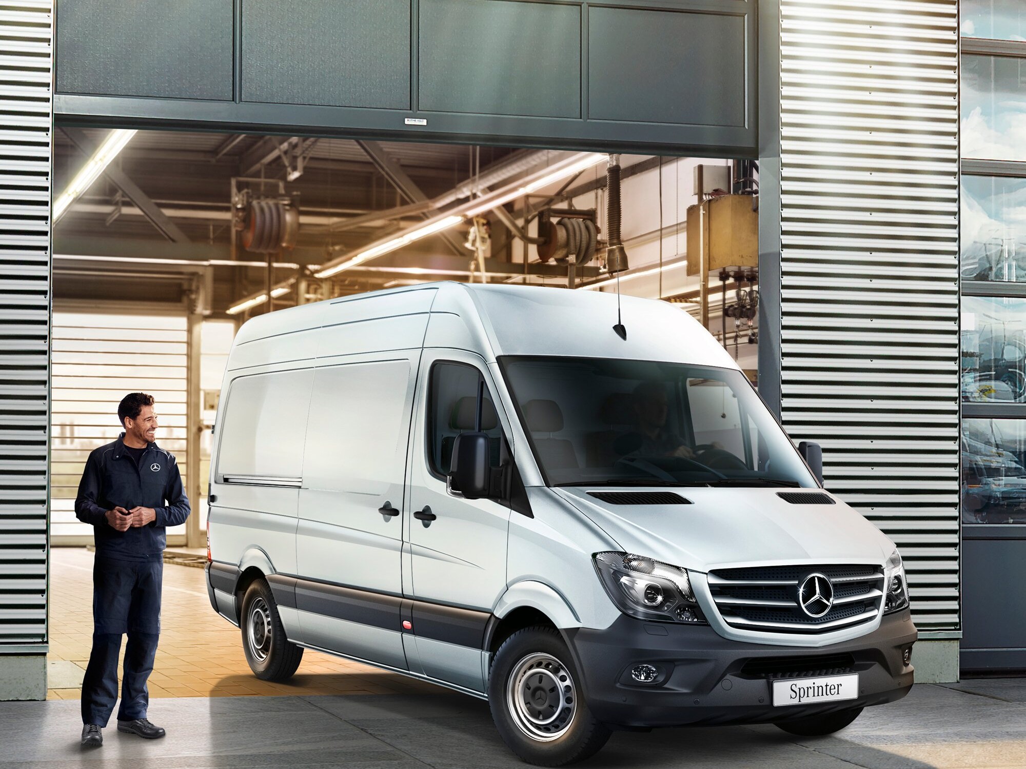 Uomo con il carrello sotto un Van Mercedes-Benz