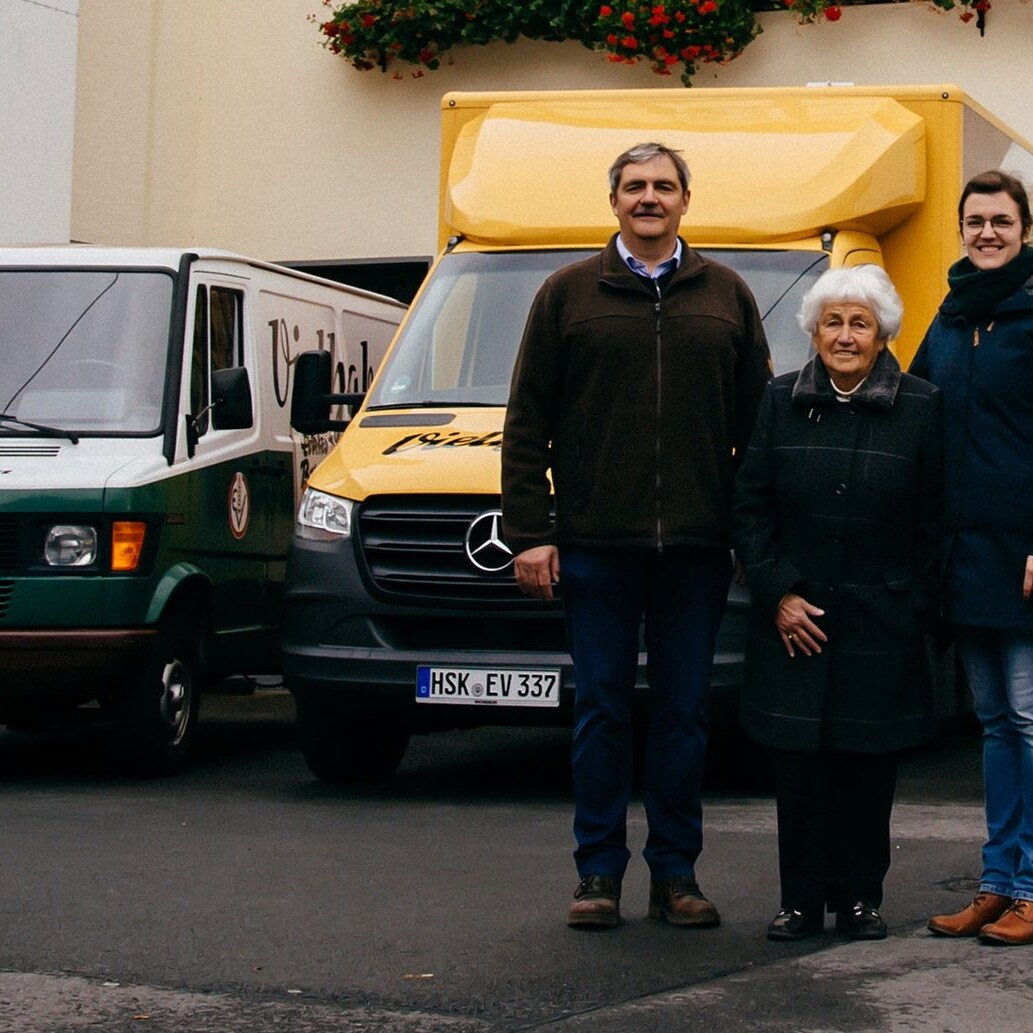 Eberhard, Maja ed Elisabeth Vielhaber davanti a un Mercedes-Benz T1, uno Sprinter e un L 319
