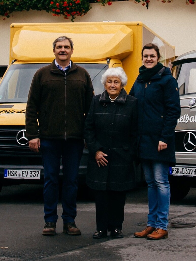Eberhard, Maja ed Elisabeth Vielhaber davanti a un Mercedes-Benz T1, uno Sprinter e un L 319