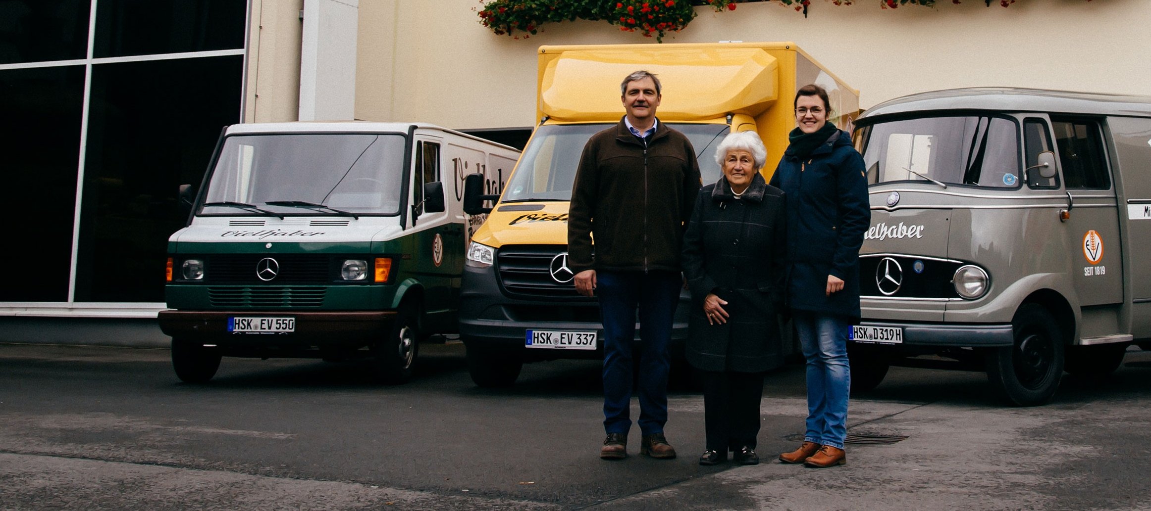Eberhard, Maja ed Elisabeth Vielhaber davanti a un Mercedes-Benz T1, uno Sprinter e un L 319 Eberhard, Maja ed Elisabeth Vielhaber davanti a un Mercedes-Benz T1