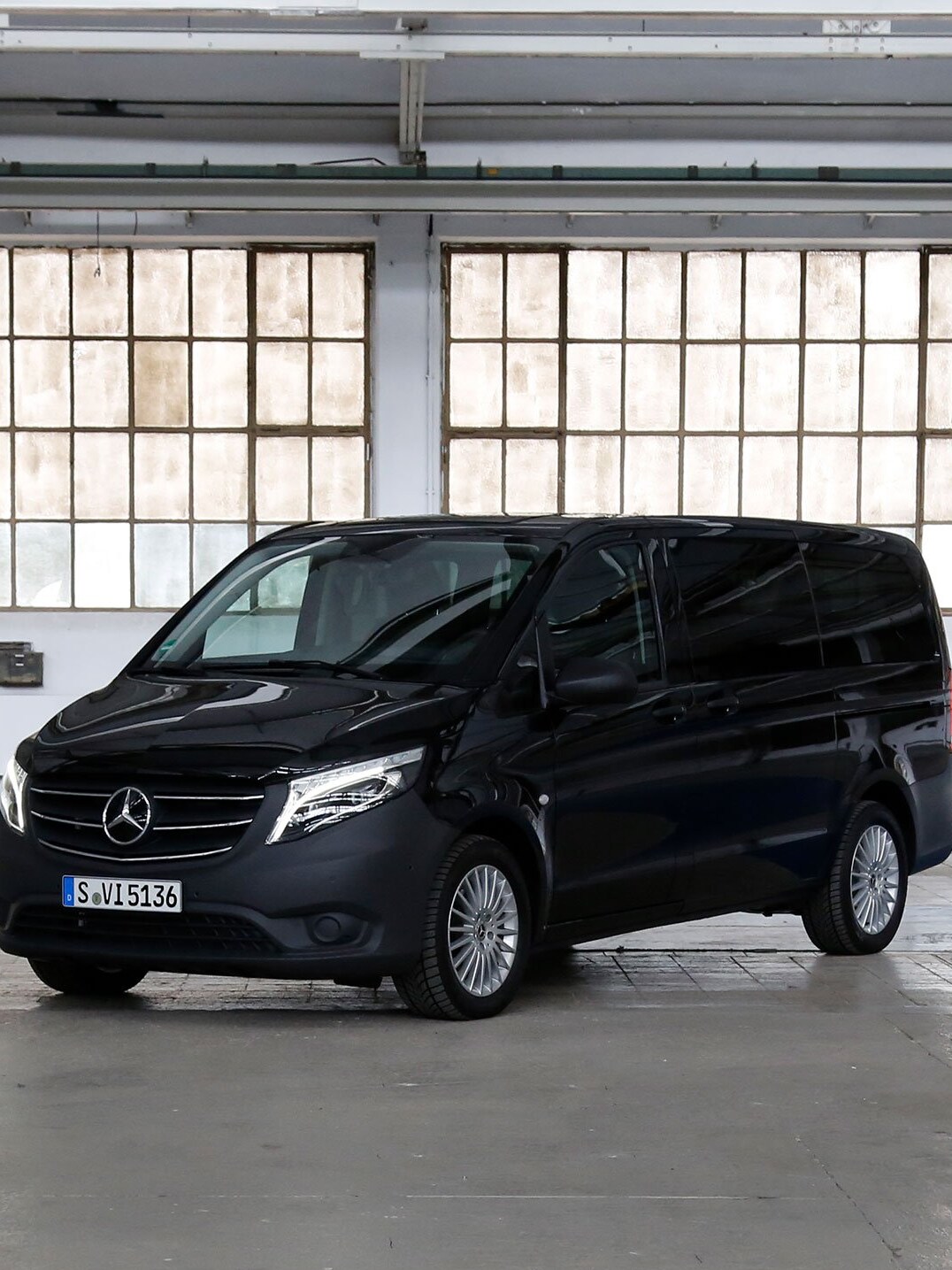 Un Mercedes-Benz Vito Tourer in un capannone