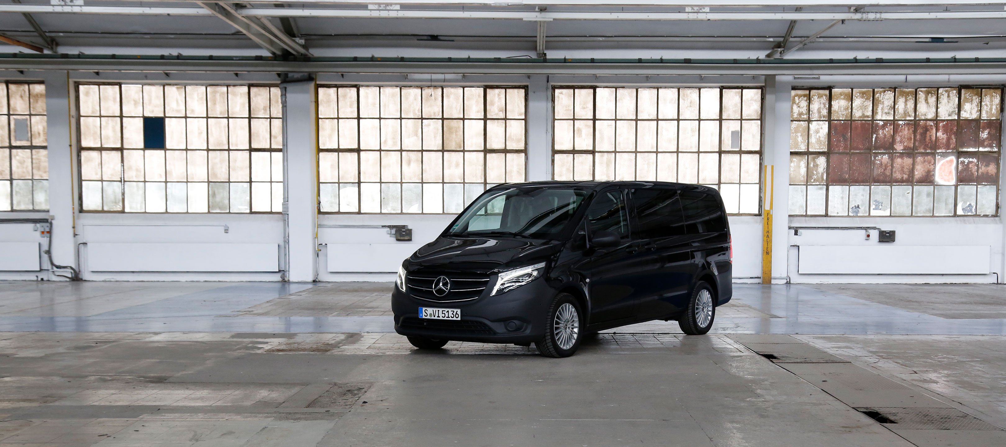 Un Mercedes-Benz Vito Tourer in un capannone Un Mercedes-Benz Vito Tourer in un capannone