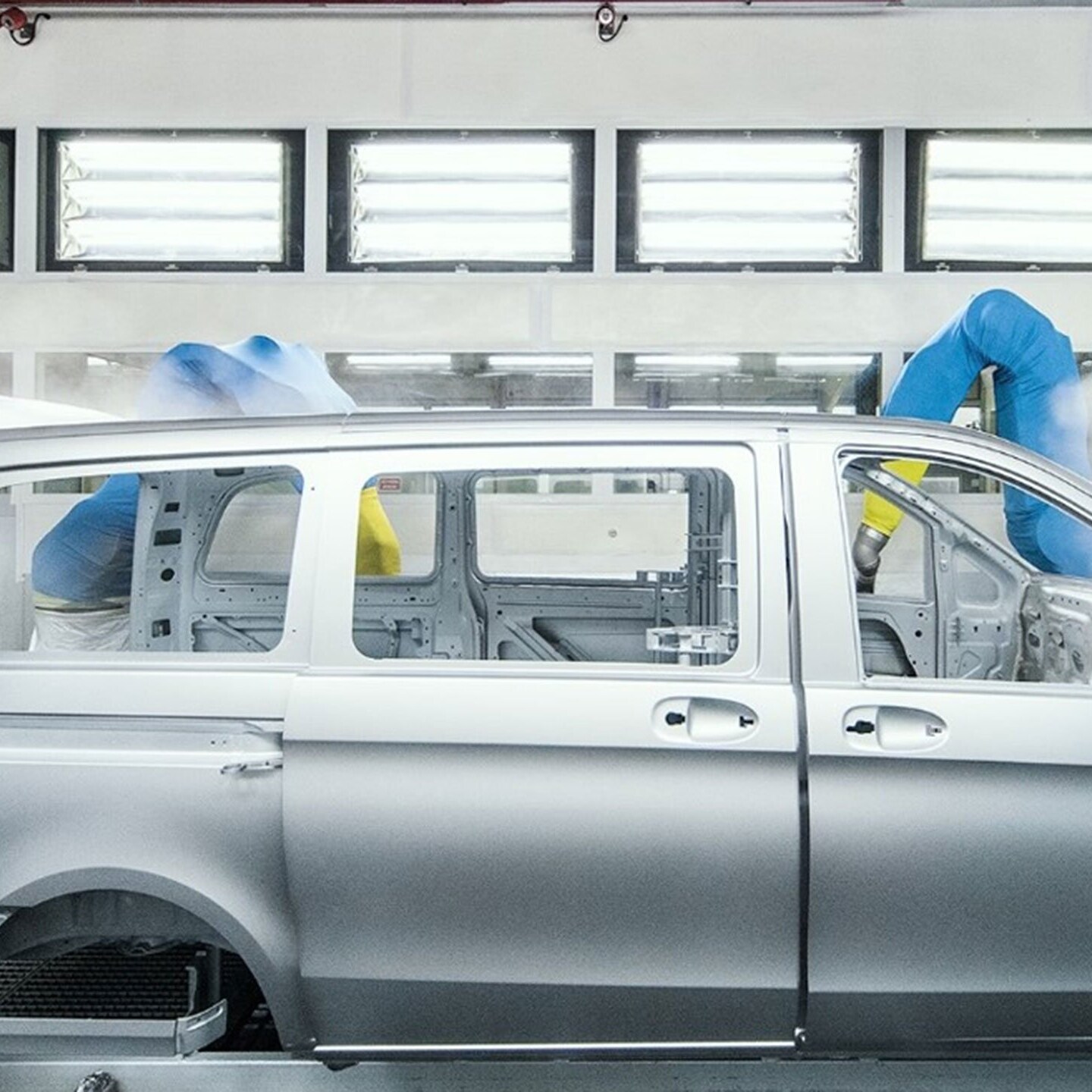 La carrozzeria di un Mercedes-Benz Vito mentre viene verniciata da diversi robot