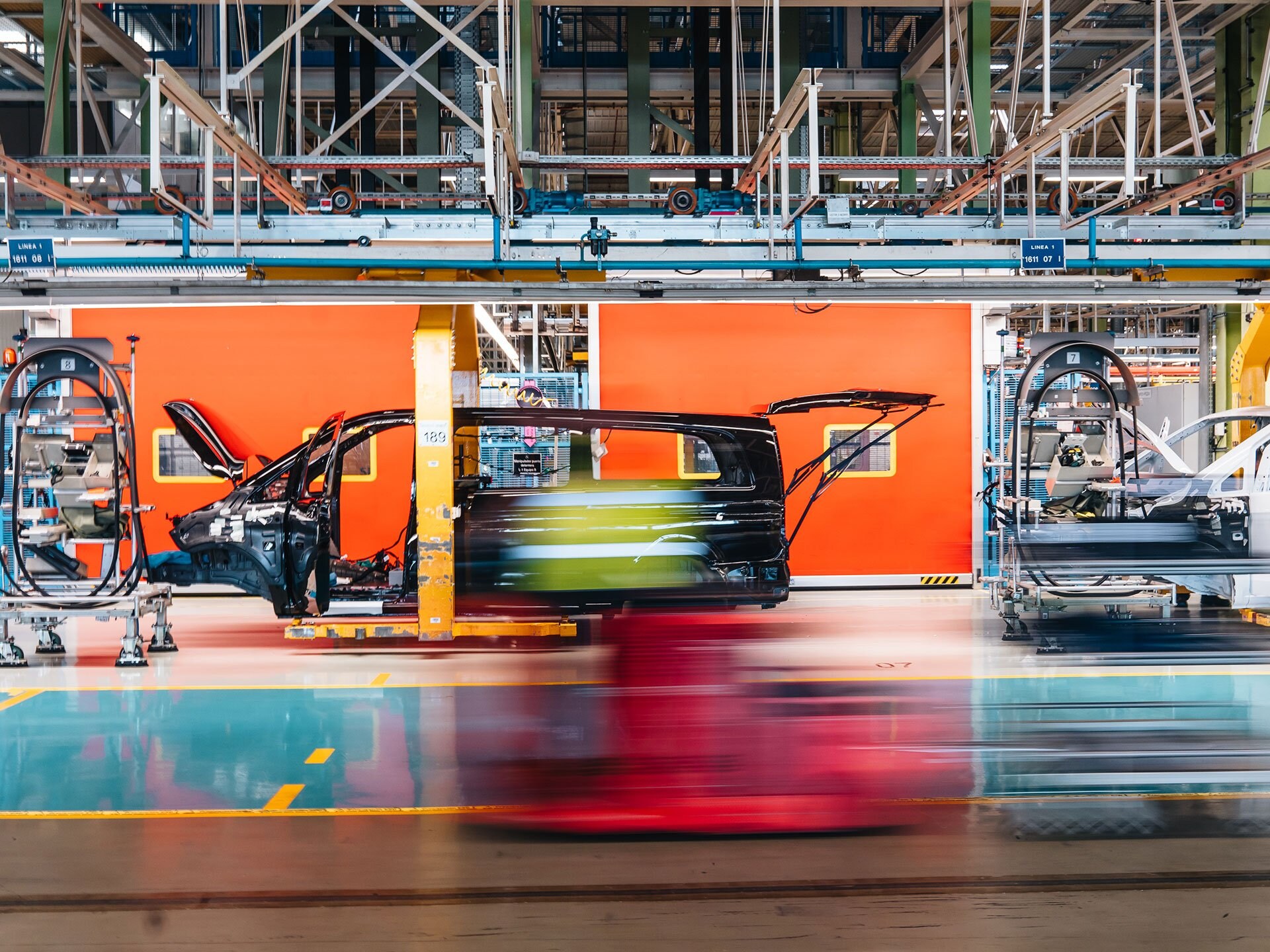 Un Mercedes-Benz Vito nero sulla linea di assemblaggio scocca dello stabilimento di produzione