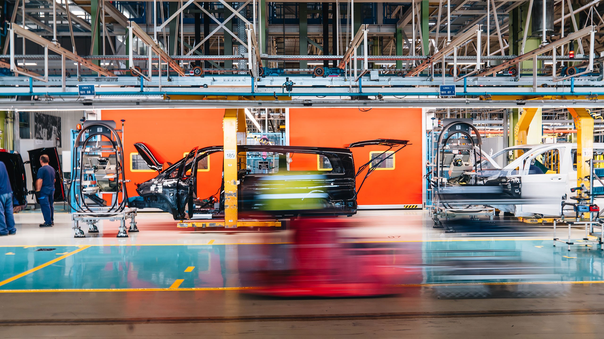 Un Mercedes-Benz Vito nero sulla linea di assemblaggio scocca dello stabilimento di produzione Un Mercedes-Benz Vito nero sulla linea di assemblaggio