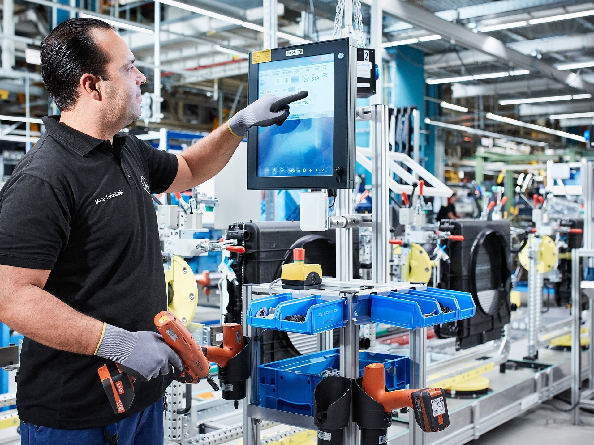 Un operaio in una fabbrica dove si producono veicoli commerciali Mercedes-Benz