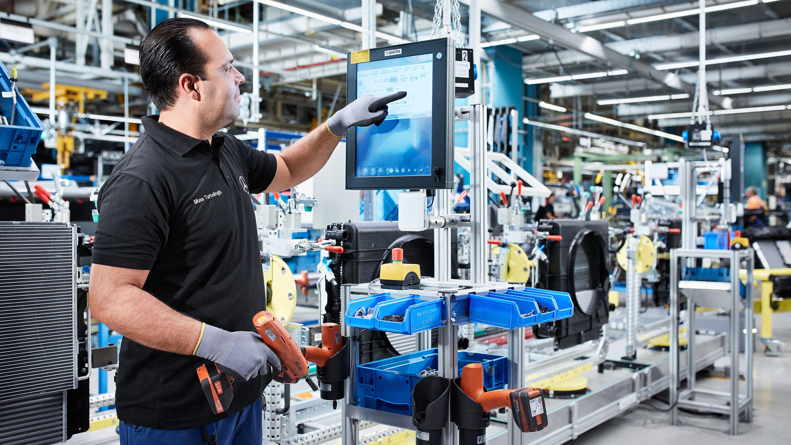 Produzione | Mercedes-Benz Un operaio in una fabbrica dove si producono veicoli commerciali Mercedes-Benz