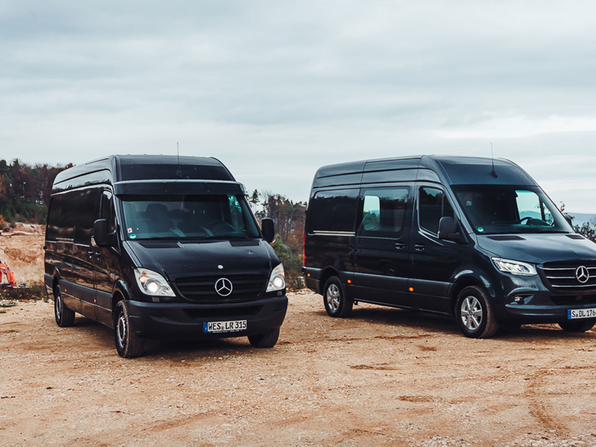 Due generazioni di Mercedes-Benz Sprinter ferme davanti a una cava