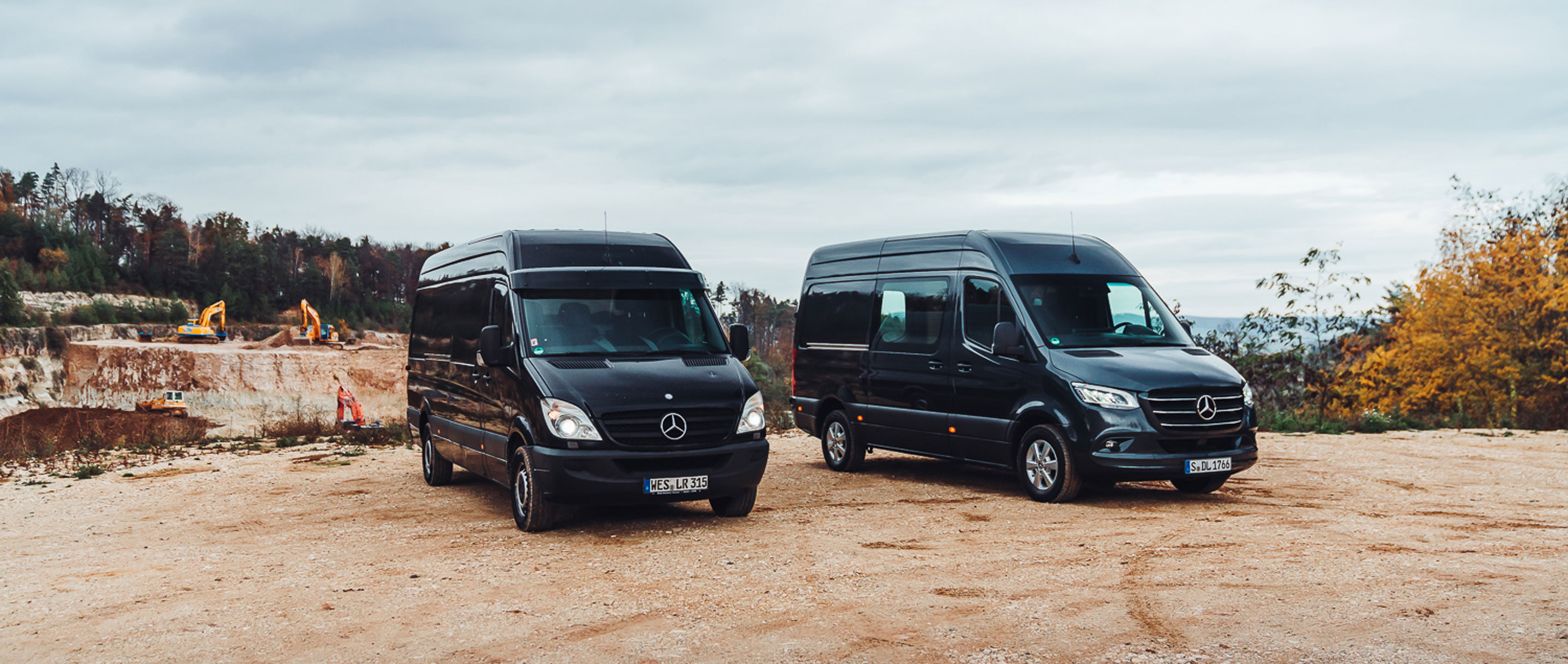 Due generazioni di Mercedes-Benz Sprinter ferme davanti a una cava Due generazioni di Mercedes-Benz Sprinter ferme davanti a una cava