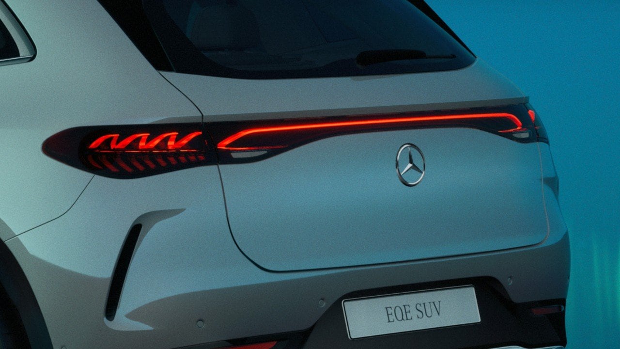 Nuova EQE SUV di Mercedes EQ da una prospettiva posteriore.