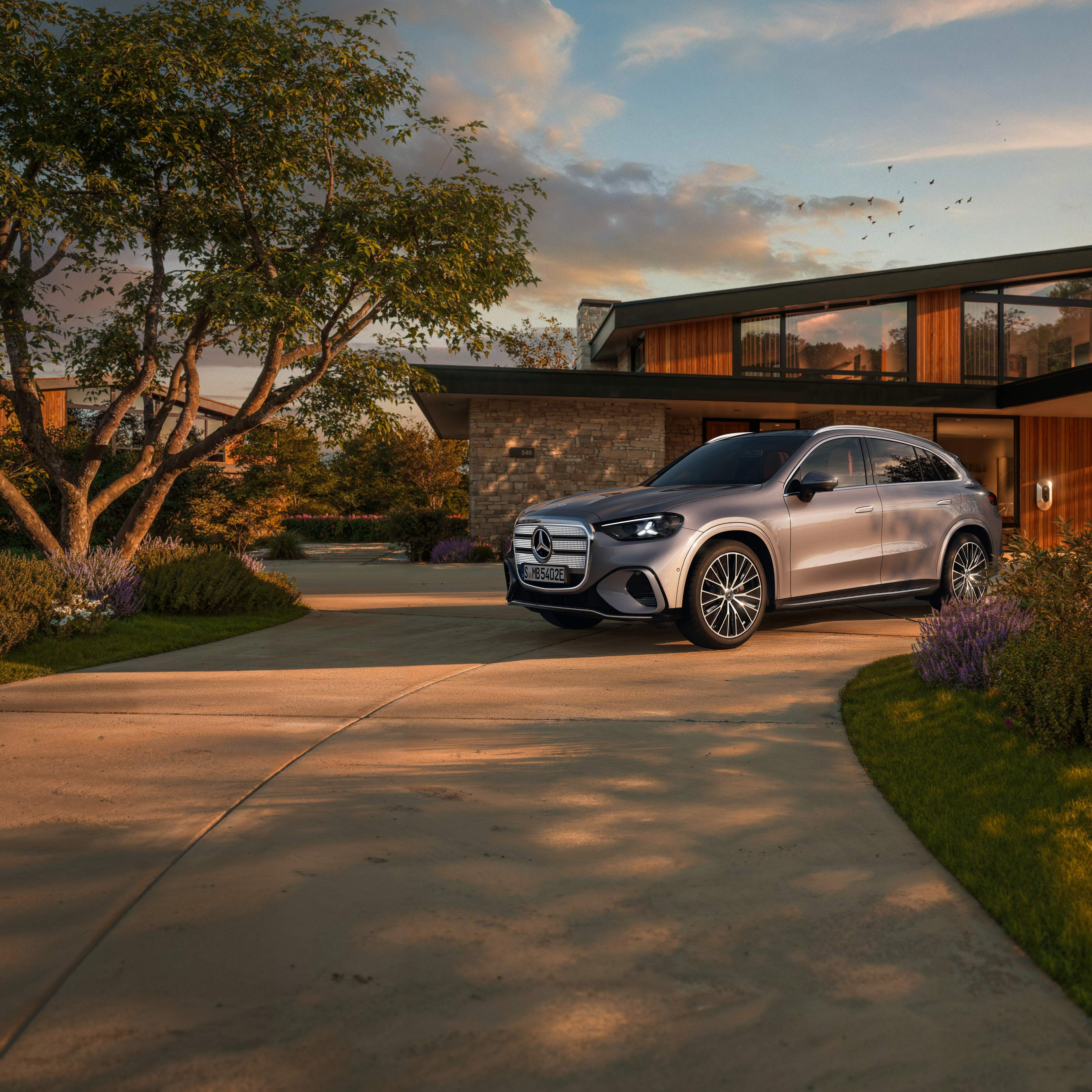 GLC 100% elettrica | Mercedes-Benz Nuova GLC elettrica con sullo sfondo un'abitazione